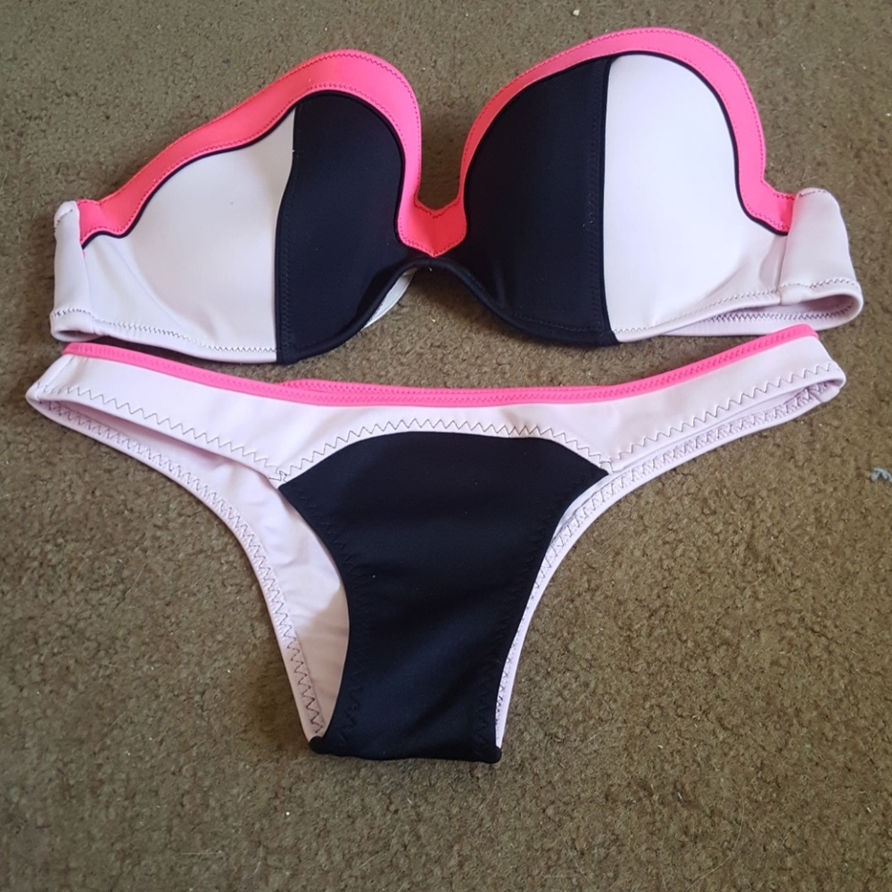 VS swim suit 36dd top large bottom. Missing straps